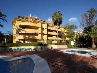 Apartamento con 3 dormitorios se vende en Marbella, Costa del Sol