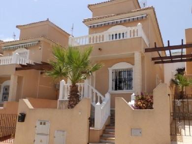 Chalet con 3 dormitorios se vende en Villamartin, Costa Blanca