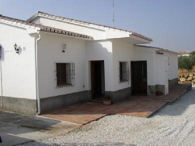 Chalet con 2 dormitorios se vende en Alora