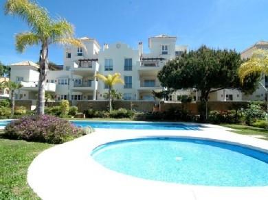 Apartamento con 3 dormitorios se vende en Marbella, Costa del Sol