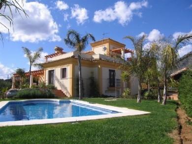 Chalet con 4 dormitorios se vende en Marbella, Costa del Sol