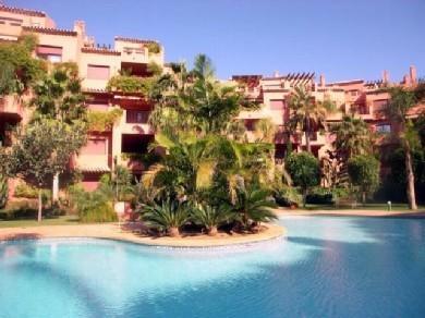 Apartamento con 2 dormitorios se vende en Marbella, Costa del Sol