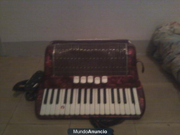 VENDO ACORDEON CANTULIA ANNO 1950 5 VOCES 72 BAJOS