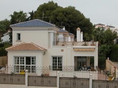 Chalet con 4 dormitorios se vende en Villamartin, Costa Blanca