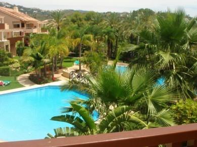 Apartamento con 2 dormitorios se vende en Marbella, Costa del Sol