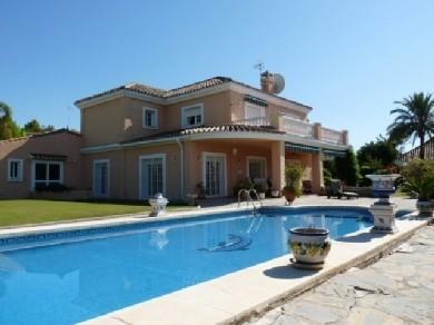 Chalet con 4 dormitorios se vende en Marbella, Costa del Sol