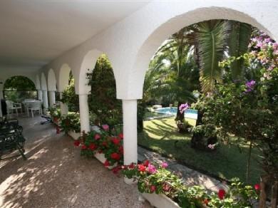 Chalet con 3 dormitorios se vende en Marbella, Costa del Sol