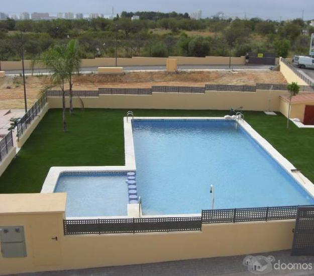 Chalet adosado con parcela privada. S152