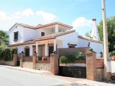 Chalet con 4 dormitorios se vende en Alhaurin el Grande