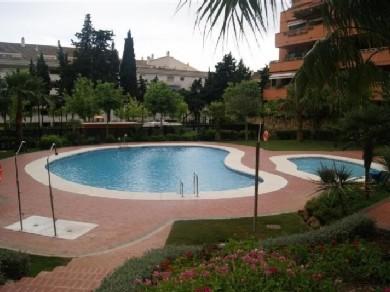 Apartamento con 3 dormitorios se vende en Marbella, Costa del Sol