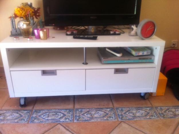 VENDO MESA DE SALON PARA TV Y SOFA DE TELA PARA DOS PERSONAS