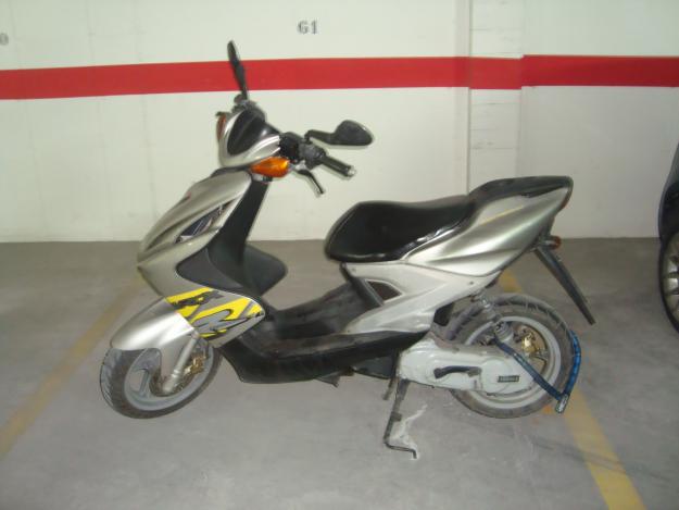 Vendo scooter yamaha aerox yq50 en muy buen estado