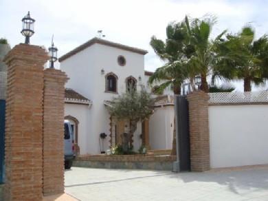 Chalet con 5 dormitorios se vende en Alhaurin el Grande