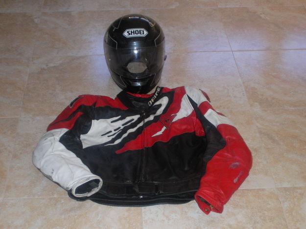 ATENCION!!! SE VENDE CASCO DE MOTO Y CHAQUETA DAINESE