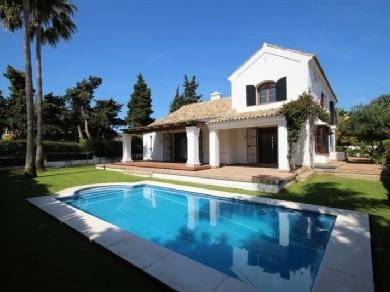 Chalet con 5 dormitorios se vende en Marbella, Costa del Sol