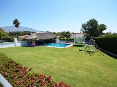 Chalet con 5 dormitorios se vende en Marbella, Costa del Sol