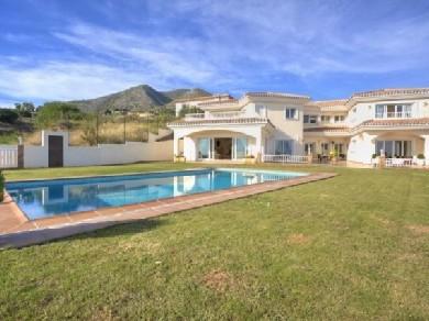 Chalet con 4 dormitorios se vende en Benalmadena Pueblo, Costa del Sol