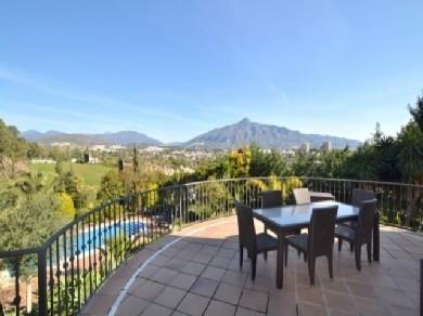 Chalet con 3 dormitorios se vende en Marbella, Costa del Sol