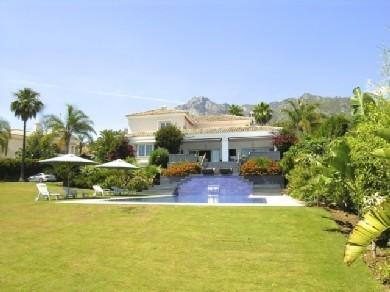 Chalet con 5 dormitorios se vende en Marbella, Costa del Sol