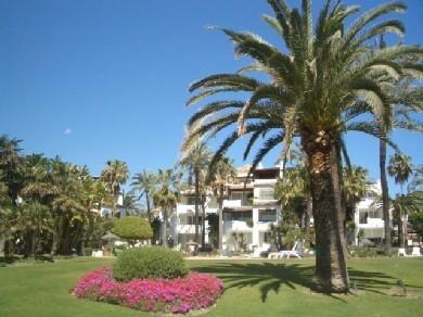 Apartamento con 2 dormitorios se vende en Estepona, Costa del Sol