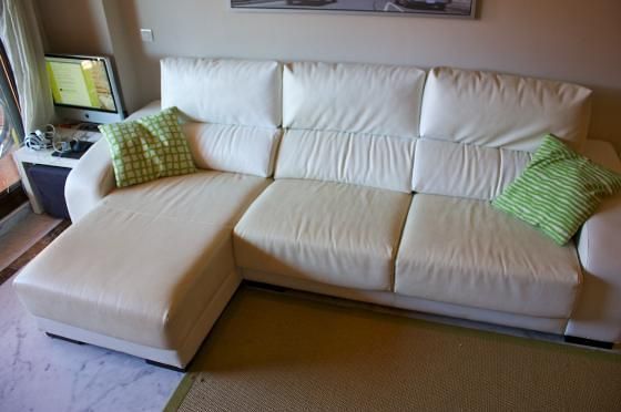 Sofa en piel blanca con cheslongue