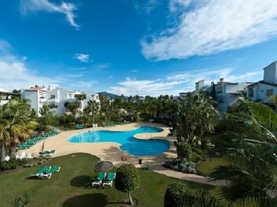 Apartamento con 2 dormitorios se vende en Estepona, Costa del Sol