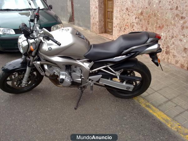 SE VENDE MOTO YAMAHA FZ600 .EN ISLETAS