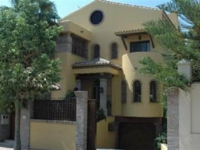 Chalet con 5 dormitorios se vende en Marbella, Costa del Sol