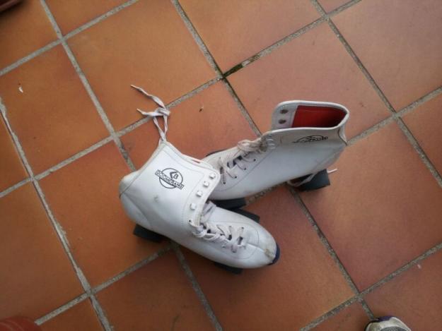 Vendo patines blancos de 4 ruedas talla 40