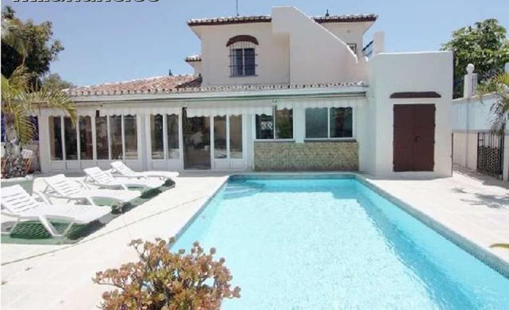 Chalet en marbella con 420 m2, 6 dormitorios, 4 baños, saloncomedor