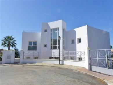 Chalet con 4 dormitorios se vende en Marbella, Costa del Sol