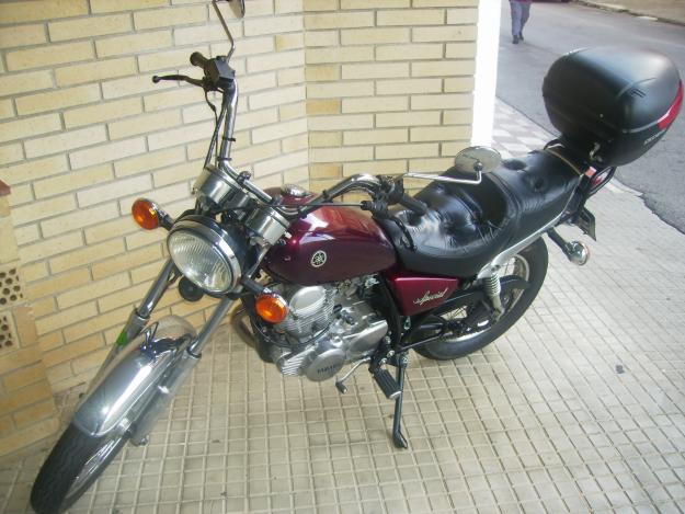 Vendo Yamaha SR 250 Special de color Granate,  año 2000 y 30000Km.