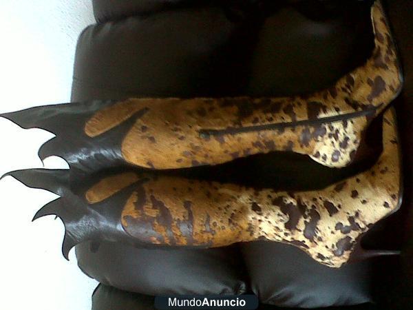 se venden botas de piel de potro y de cuero negro