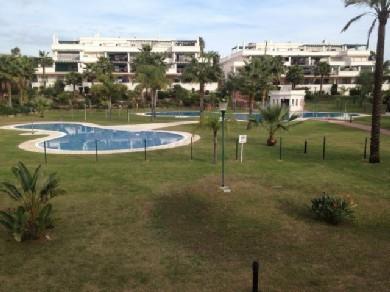 Apartamento con 3 dormitorios se vende en Marbella, Costa del Sol