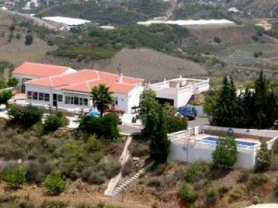 Chalet con 4 dormitorios se vende en Iznate, Axarquia