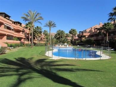 Apartamento con 2 dormitorios se vende en Marbella, Costa del Sol