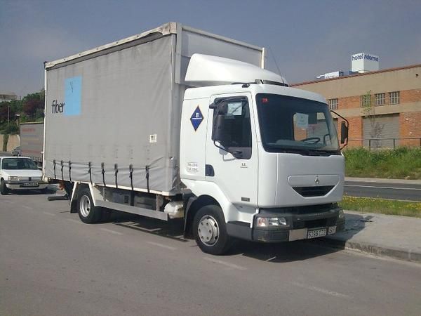 RENAULT MILDRINER 180 cv, carrozado puerta elevadora, de 1.500 kg  tarjeta ligero, julio 2004 aire acondicionado, e/e, e