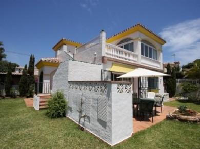 Chalet con 3 dormitorios se vende en Marbella, Costa del Sol