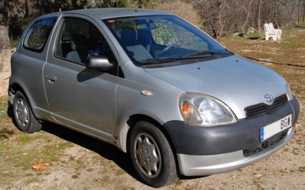 vendo TOYOTA Yaris 1.0