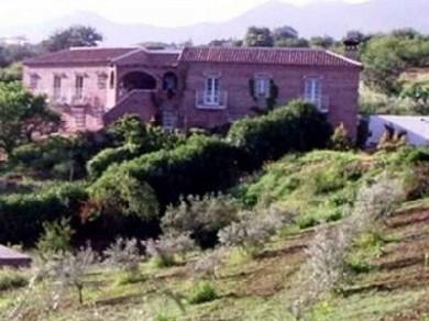 Chalet con 4 dormitorios se vende en Alhaurin el Grande