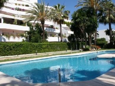 Apartamento con 2 dormitorios se vende en Marbella, Costa del Sol