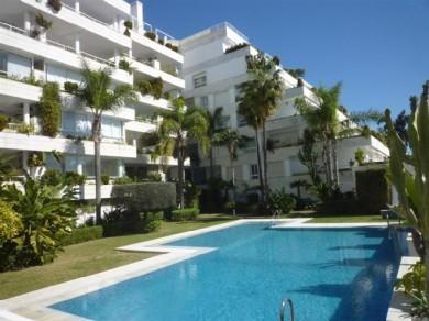 Apartamento con 3 dormitorios se vende en Marbella, Costa del Sol