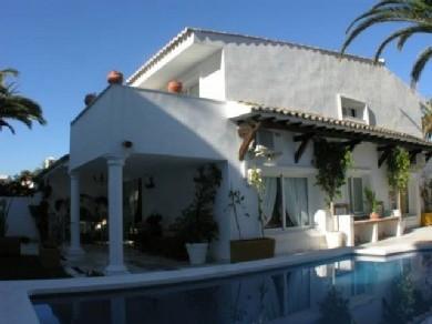 Chalet con 5 dormitorios se vende en Marbella, Costa del Sol