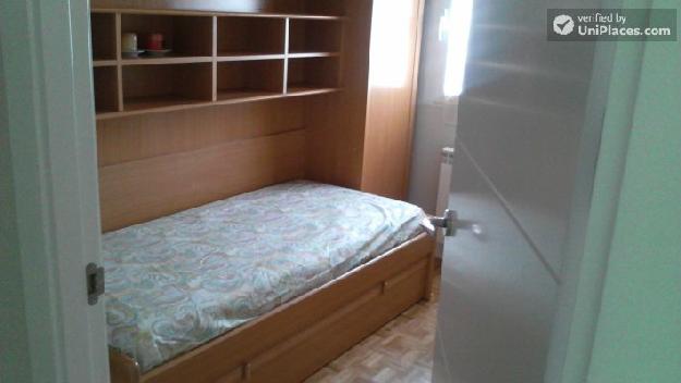 Rooms available - Compact 2-bedroom apartment in peripheral San Pascual