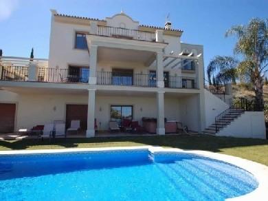 Chalet con 4 dormitorios se vende en Estepona, Costa del Sol