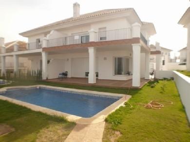 Chalet con 3 dormitorios se vende en Marbella, Costa del Sol