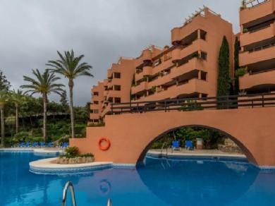 Apartamento con 2 dormitorios se vende en Marbella, Costa del Sol