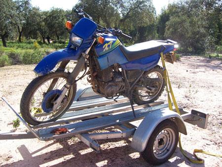 vendo yamaha xt600 con arranque electrico y a pata y carro para tres motos en buen estado.