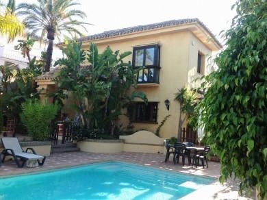 Chalet con 3 dormitorios se vende en Marbella, Costa del Sol