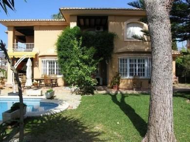 Chalet con 4 dormitorios se vende en Fuengirola, Costa del Sol